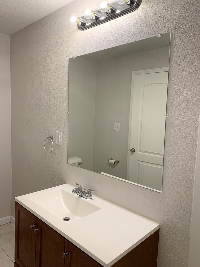 Building Photo - 321 Monroe St