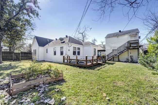 Building Photo - 305 Joyce St