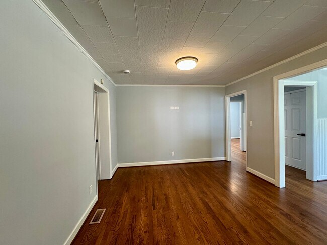 Building Photo - Move-in Ready!