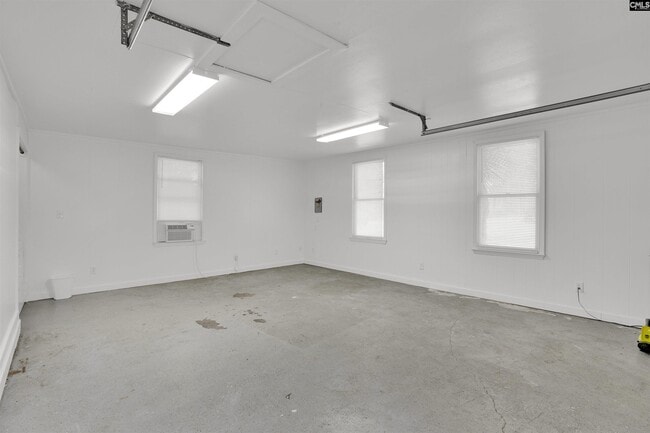 Building Photo - 350 Lakeshore Dr