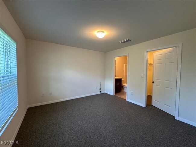 Building Photo - 3438 NE 8th Pl