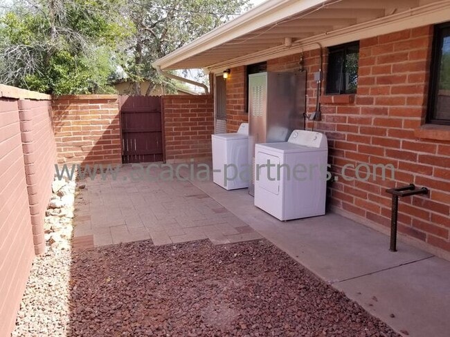 Building Photo - Central Two Bedroom/One Bath