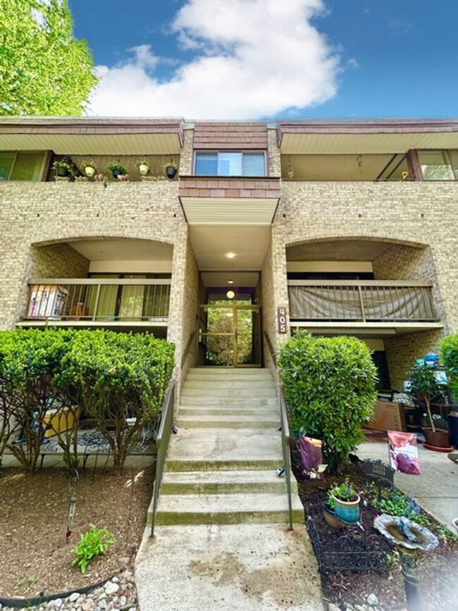 Building Photo - Welcome to your hidden Oasis!