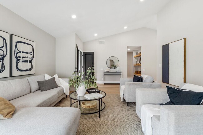 Building Photo - Beautifully Renovated 3 Bed/2 Bath Home in...
