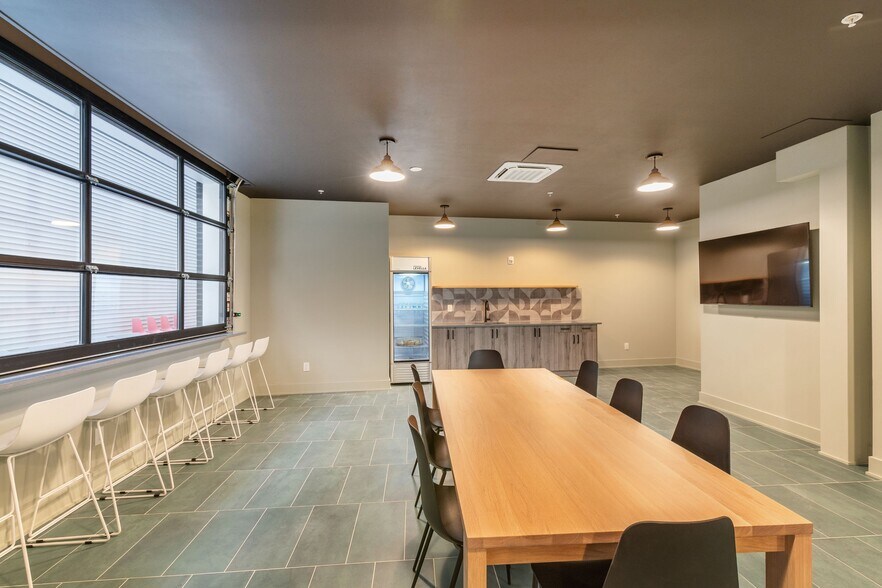 Building Photo - 629 W Girard Ave