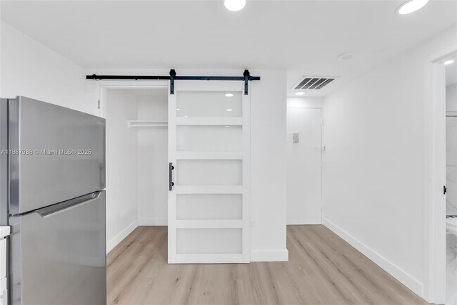 Building Photo - 801 Brickell Bay Dr