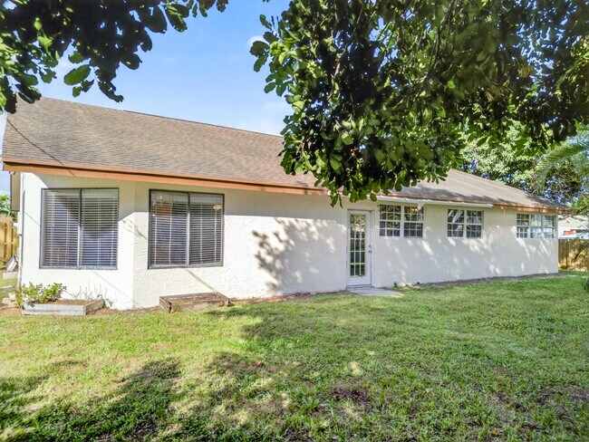 Building Photo - 566 SE Damask Ave