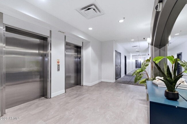 Building Photo - 945 E Playa Del Norte Dr