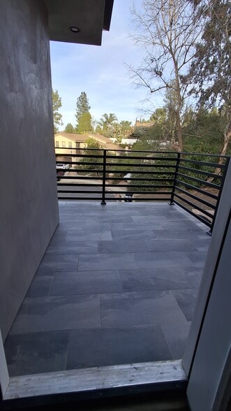 Building Photo - 4377 Charlemont Ave