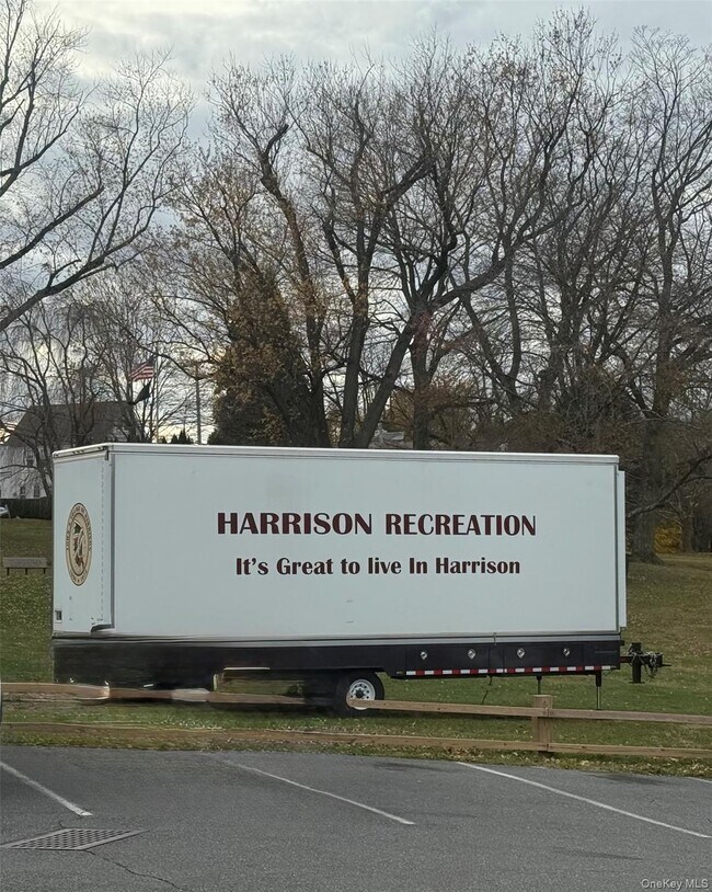 Building Photo - 260 Gainsborg Ave