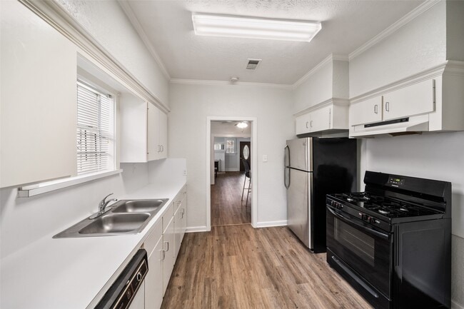 Building Photo - 2510 Rosewood St