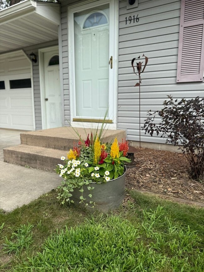 Building Photo - Newly Refreshed 3 Bedroom 1 Bath Single Family Home   This home shows beautifully and is waiting ...