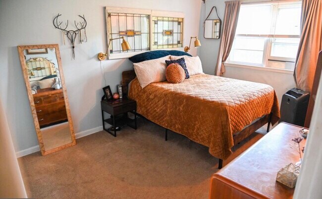 Building Photo - 1095 West Cir