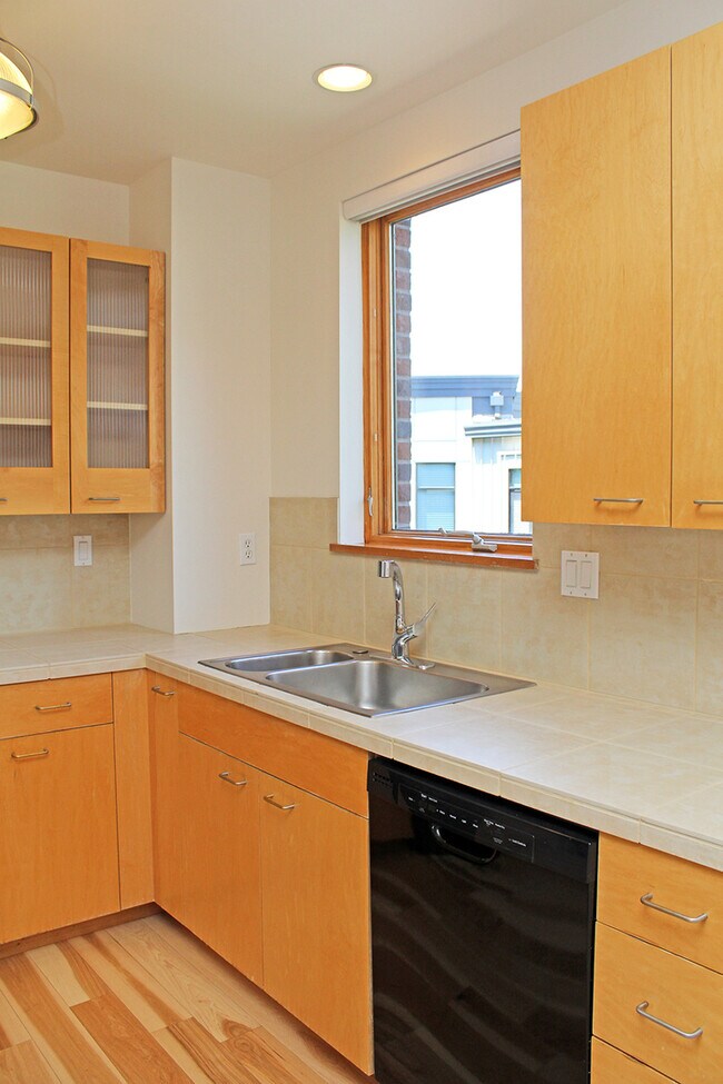 Building Photo - Spacious 2 Bedroom Corner Unit in Stylish ...