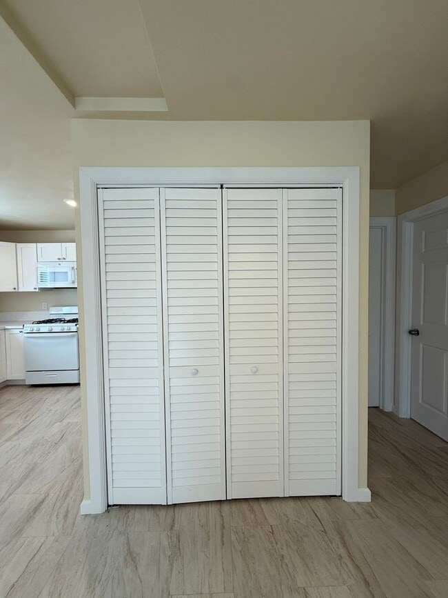 Building Photo - M12150