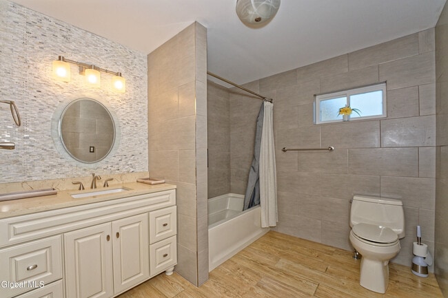 Building Photo - 5 Shamrock Cir