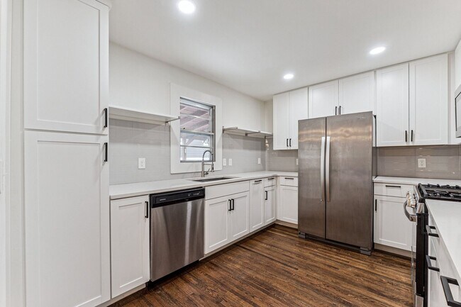 Building Photo - Midtown 3/2 with 2 Car Garage!