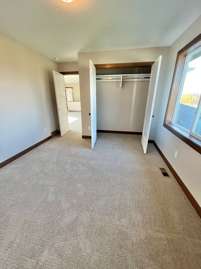 Building Photo - Stunning 5 Bed/2.5 Bath Townhome!