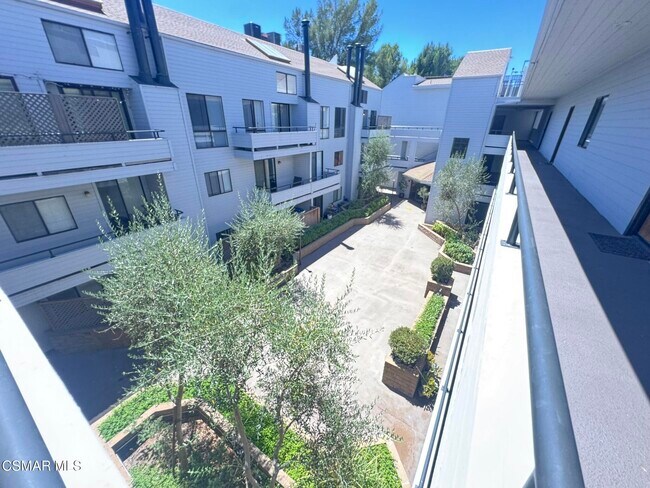 Building Photo - 13331 Moorpark St