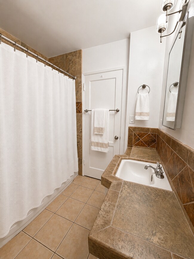 Building Photo - Charming Lakewood Home- Available for showings March 1st!
