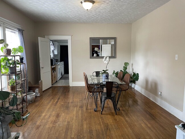 Building Photo - 2526 Yale Ave