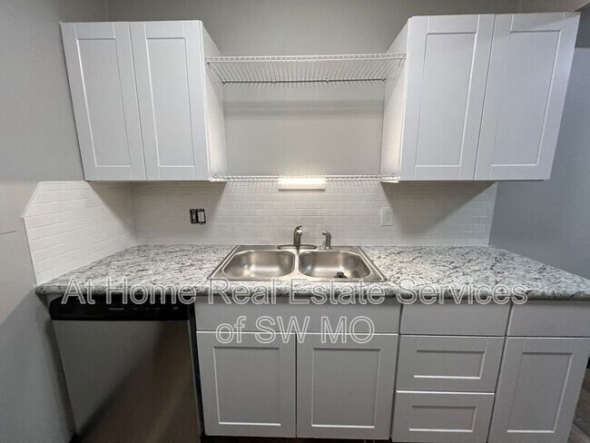Building Photo - 1242 E Cherry St