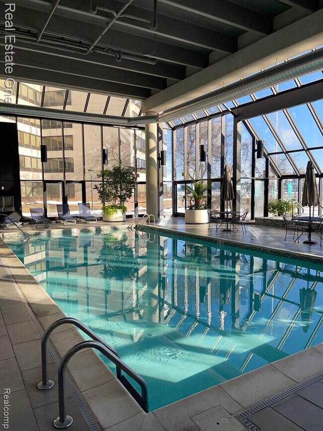 Building Photo - 1001 W Jefferson Ave