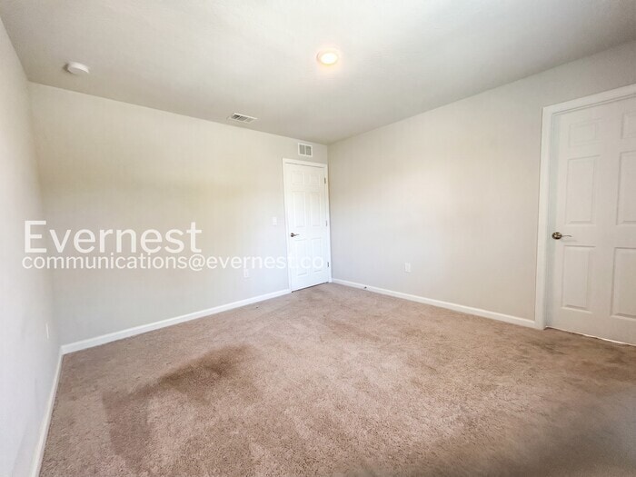 Building Photo - 17 Riverside Ln