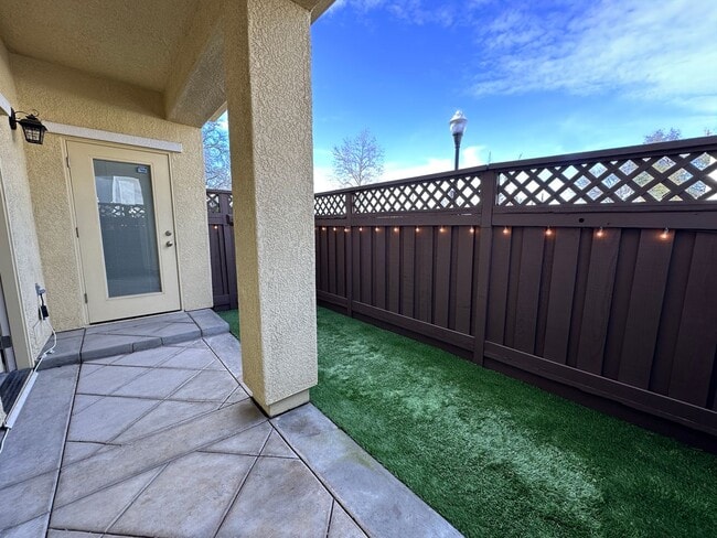 Building Photo - Beautifully Upgraded 3BD/2.5BA Citrus Heights Home with Covered Patio & Modern Amenities!