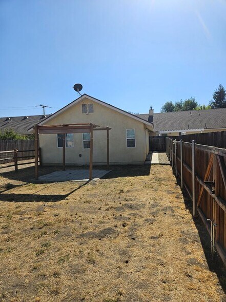 Building Photo - 17960 Swaps Ct