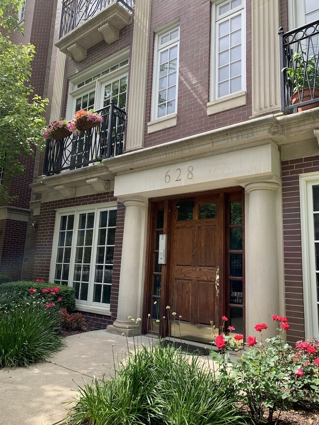 Building Photo - 628 W Wrightwood Ave