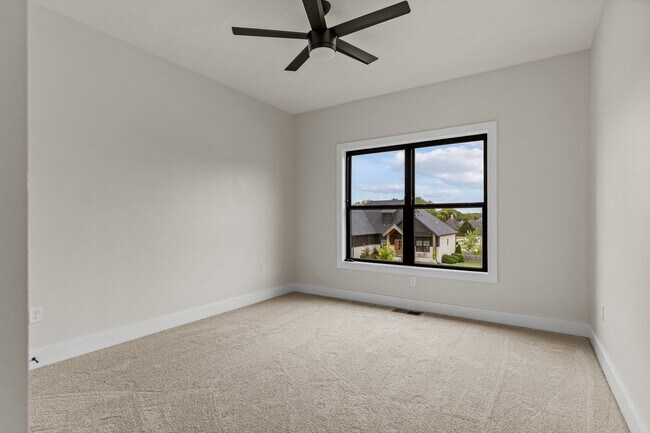 Building Photo - 702 S Thornridge Dr