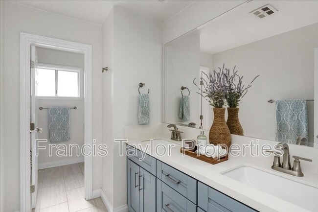 Building Photo - 215 Cranston Crest