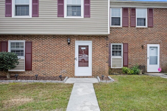 Building Photo - Townhome for rent in Jacksonville!
