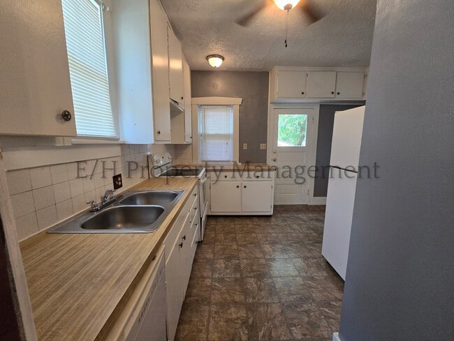 Building Photo - 615 S Volutsia Ave