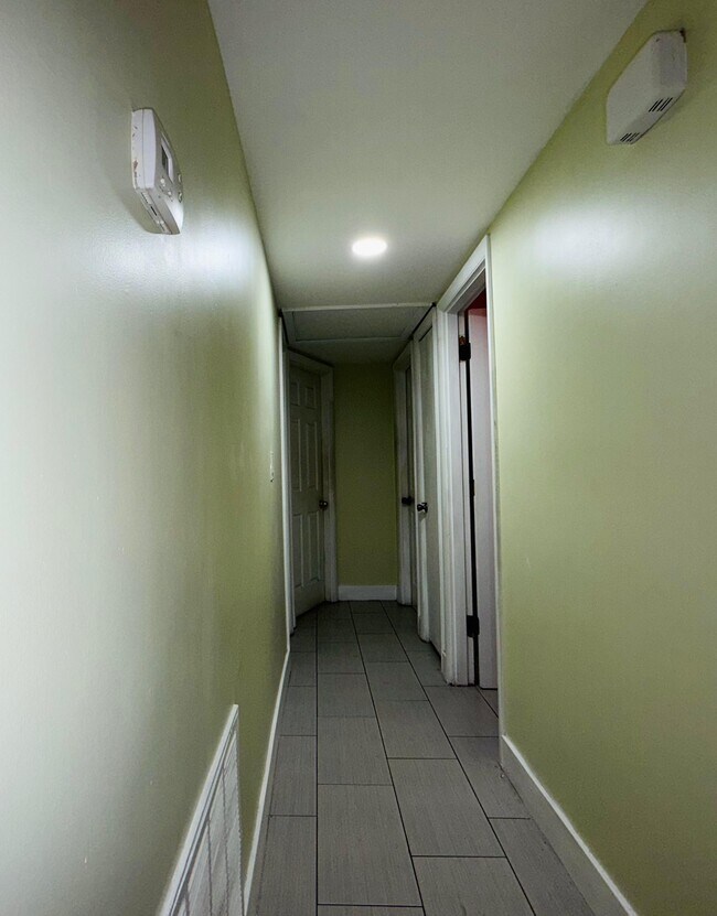 Building Photo - 2615 N Beaumont Ave