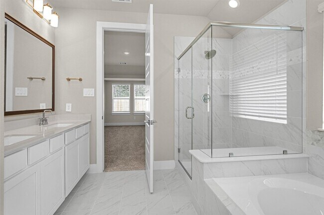 Building Photo - 2002 Bluff Oak Ct