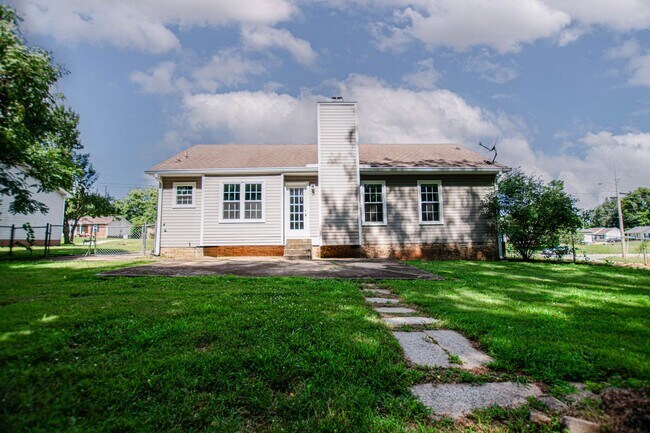 Building Photo - Updated Three Bedroom!