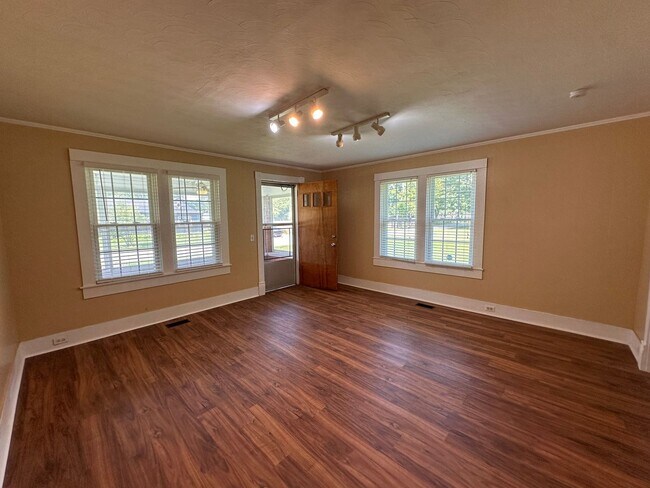 Building Photo - Charming Prospect Cottage with Spacious Yard