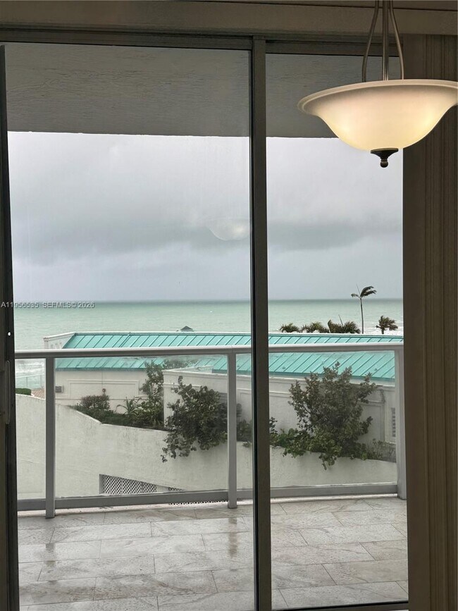 Building Photo - 16485 Collins Ave