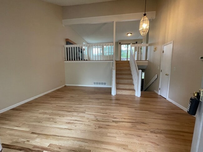 Building Photo - Sun-Filled 3-Bed, 2.5-Bath home with Deck ...