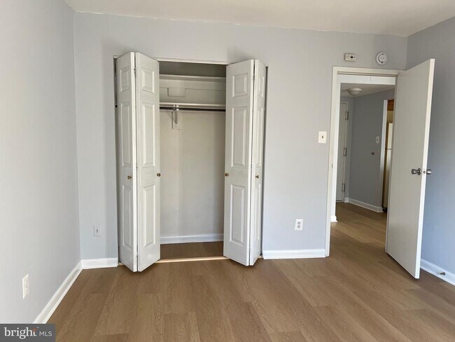 Building Photo - 6001 Arlington Blvd