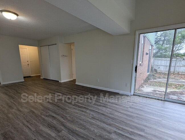 Building Photo - 924 E Washington Center Rd