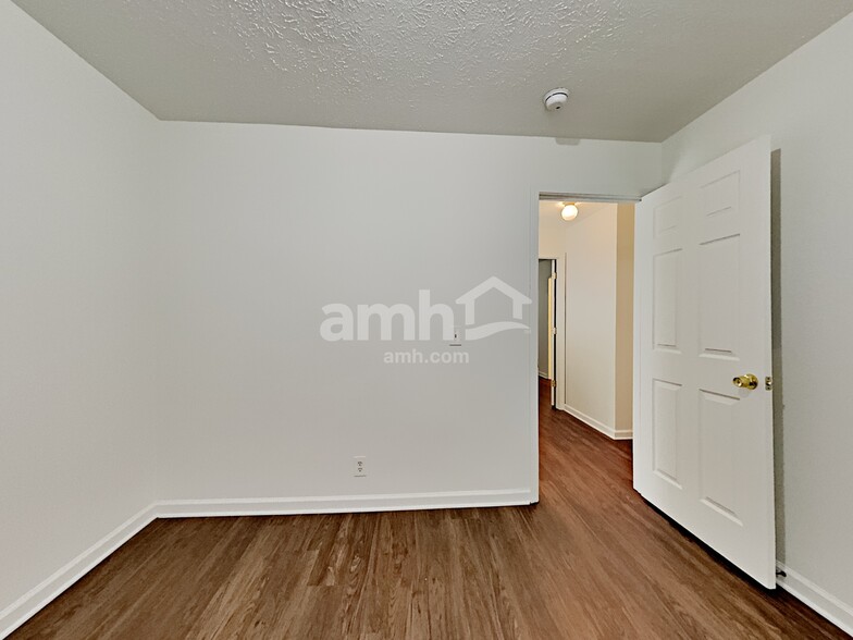 Building Photo - 2425 Edencrest Dr