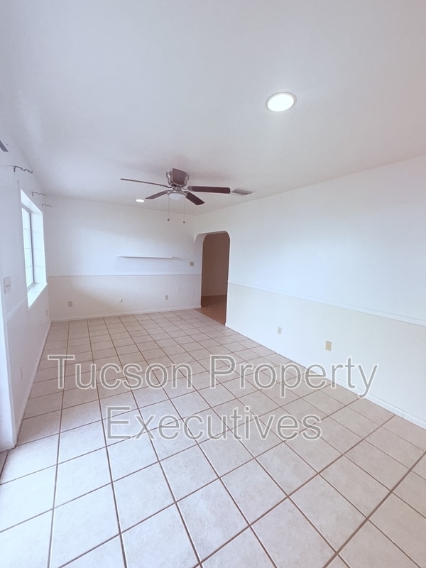 Building Photo - 4741 E 2nd St