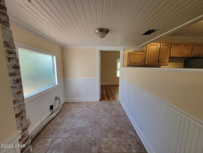 Building Photo - 131 Allen Ave