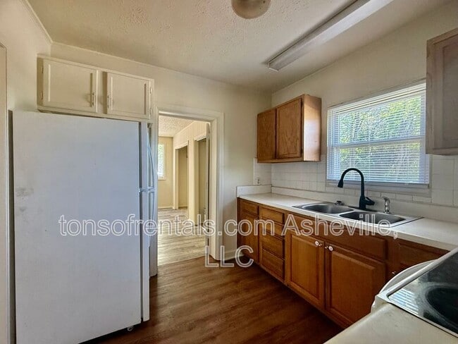 Building Photo - 2604 Hendersonville Rd