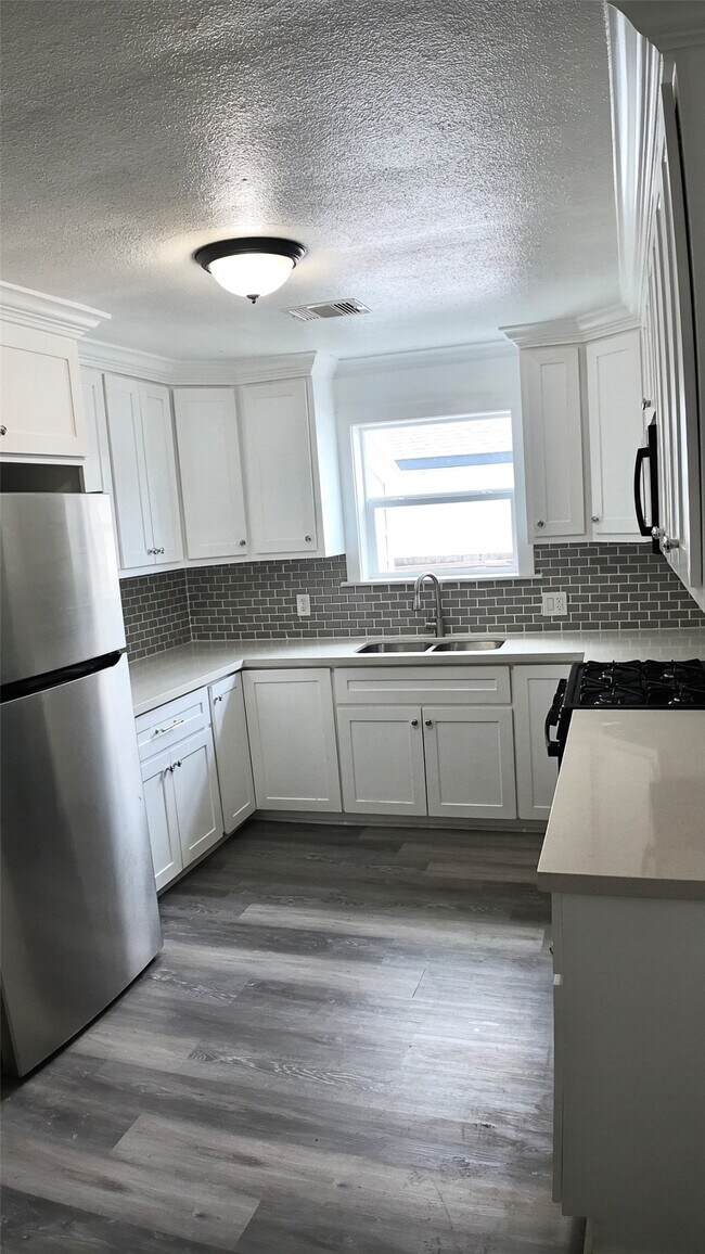 Building Photo - 3618 Mainer St