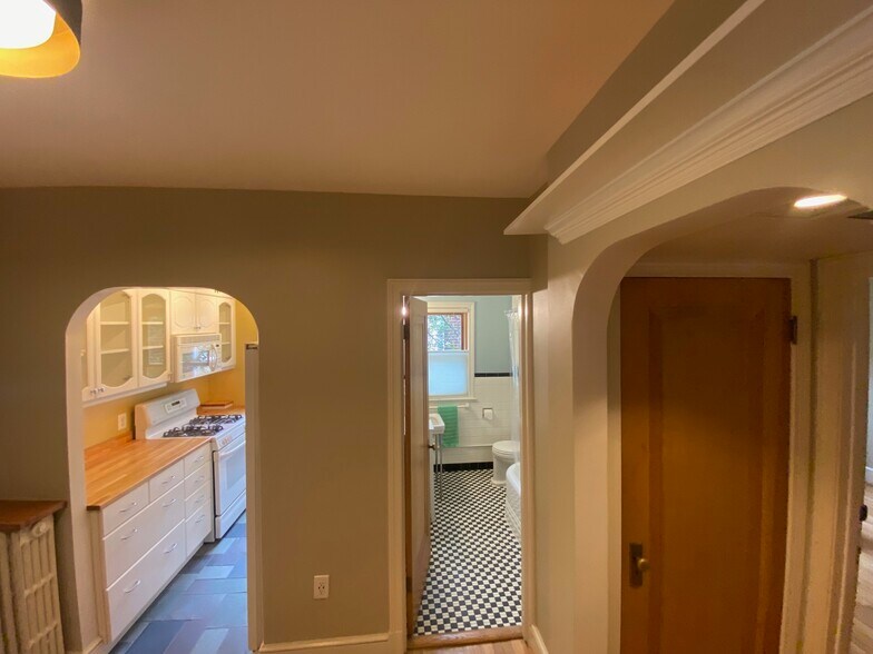 Building Photo - 909 E St SE