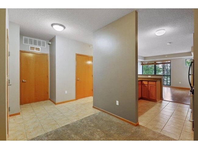 Building Photo - 2565 Franklin Ave